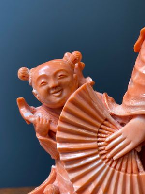 Een grote Chinese bloedkoralen groep van een dame met cornucopia omgeven door kinderen, 19/20e eeuw — foto 11