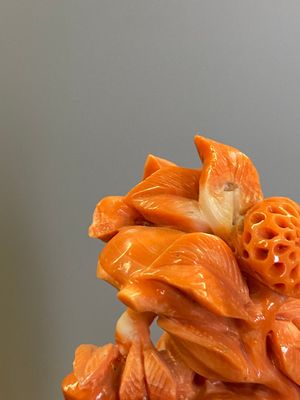 Een grote Chinese bloedkoralen groep van een dame met cornucopia omgeven door kinderen, 19/20e eeuw — foto 5