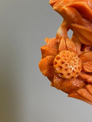 Een grote Chinese bloedkoralen groep van een dame met cornucopia omgeven door kinderen, 19/20e eeuw — foto 6