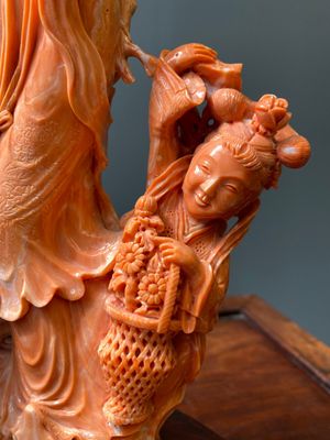 Een grote Chinese bloedkoralen groep van een dame met cornucopia omgeven door kinderen, 19/20e eeuw — foto 10