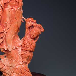 Een grote Chinese bloedkoralen groep van een dame met cornucopia omgeven door kinderen, 19/20e eeuw — foto 8
