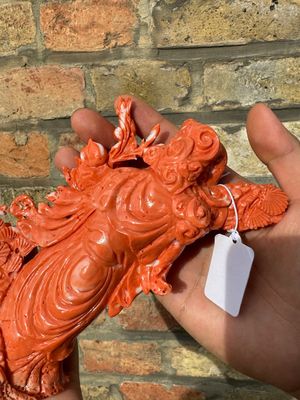 Een grote Chinese bloedkoralen groep van Shoulao omringd door kinderen en een ram op houten sokkel, 19/20e eeuw — foto 10