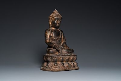 Een grote Chinese bronzen Boeddha met sporen van vergulding, Kangxi merk, Qing