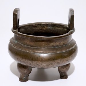 Een grote Chinese bronzen "Ding" ketel op drie poten, Ming — foto 1