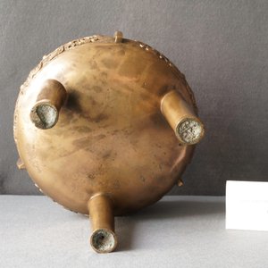 Een grote Chinese bronzen driepotige wierookbrander, 18/19e eeuw — foto 11