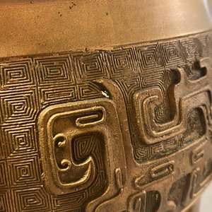 Een grote Chinese bronzen driepotige wierookbrander, 18/19e eeuw — foto 12