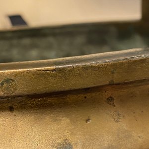Een grote Chinese bronzen driepotige wierookbrander, 18/19e eeuw — foto 17