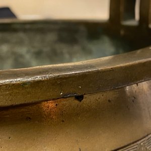 Een grote Chinese bronzen driepotige wierookbrander, 18/19e eeuw — foto 19