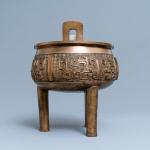 Een grote Chinese bronzen driepotige wierookbrander, 18/19e eeuw — foto 5