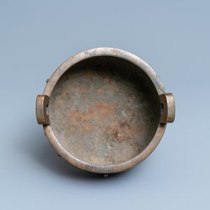 Een grote Chinese bronzen driepotige wierookbrander, 18/19e eeuw — foto 6