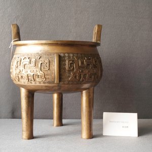 Een grote Chinese bronzen driepotige wierookbrander, 18/19e eeuw — foto 8