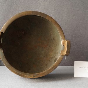 Een grote Chinese bronzen driepotige wierookbrander, 18/19e eeuw — foto 10
