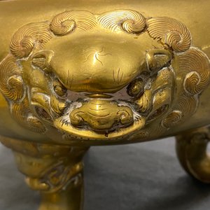 Een grote Chinese bronzen driepotige wierookbrander, 19/20e eeuw — foto 18