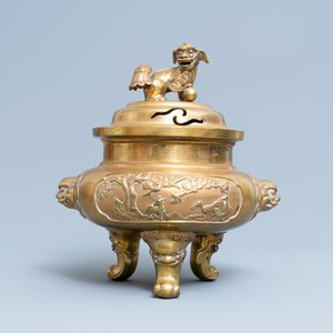 Een grote Chinese bronzen driepotige wierookbrander, 19/20e eeuw — foto 2