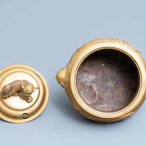 Een grote Chinese bronzen driepotige wierookbrander, 19/20e eeuw — foto 6