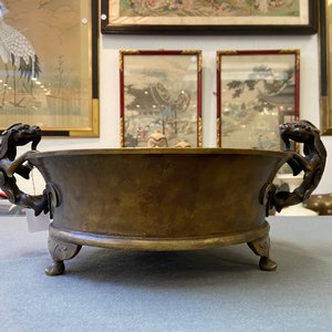 Een grote Chinese bronzen driepotige wierookbrander met chilong-handgrepen, Xuande merk, 18/19e eeuw — foto 11