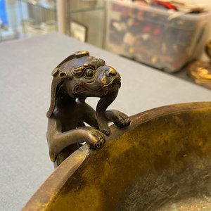 Een grote Chinese bronzen driepotige wierookbrander met chilong-handgrepen, Xuande merk, 18/19e eeuw — foto 12