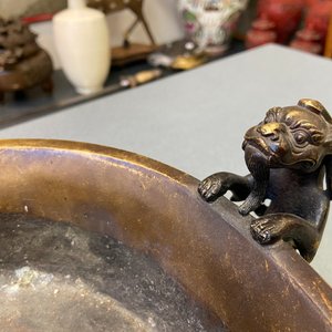 Een grote Chinese bronzen driepotige wierookbrander met chilong-handgrepen, Xuande merk, 18/19e eeuw — foto 13