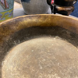Een grote Chinese bronzen driepotige wierookbrander met chilong-handgrepen, Xuande merk, 18/19e eeuw — foto 16