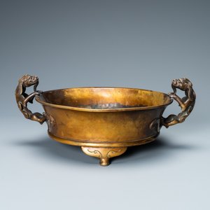 Een grote Chinese bronzen driepotige wierookbrander met chilong-handgrepen, Xuande merk, 18/19e eeuw — foto 2