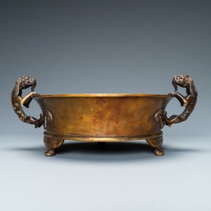 Een grote Chinese bronzen driepotige wierookbrander met chilong-handgrepen, Xuande merk, 18/19e eeuw — foto 3