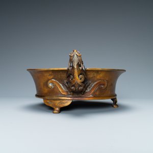 Een grote Chinese bronzen driepotige wierookbrander met chilong-handgrepen, Xuande merk, 18/19e eeuw — foto 4