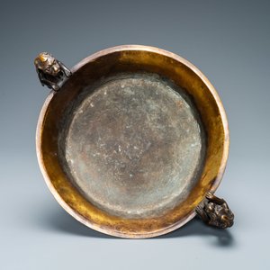Een grote Chinese bronzen driepotige wierookbrander met chilong-handgrepen, Xuande merk, 18/19e eeuw — foto 7