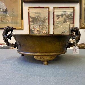 Een grote Chinese bronzen driepotige wierookbrander met chilong-handgrepen, Xuande merk, 18/19e eeuw — foto 9