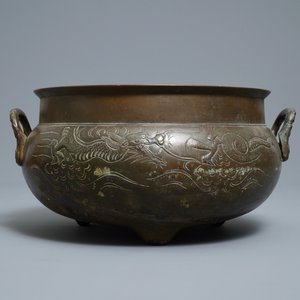 Een grote Chinese bronzen driepotige wierookbrander met draken, 19e eeuw — foto 2