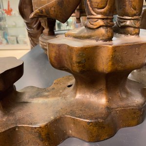 Een grote Chinese bronzen figuur van één van de Hoho broers met een vaas in de hand, Qing — foto 16