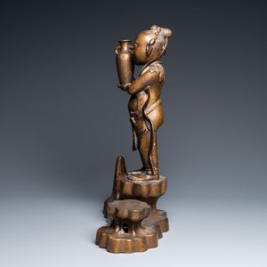 Een grote Chinese bronzen figuur van één van de Hoho broers met een vaas in de hand, Qing — foto 2
