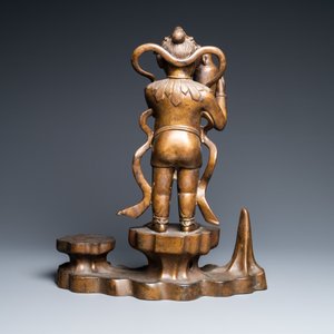 Een grote Chinese bronzen figuur van één van de Hoho broers met een vaas in de hand, Qing — foto 3