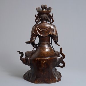 Een grote Chinese bronzen figuur van Guanyin op troon met ingelegd decor, 19/20e eeuw — foto 3