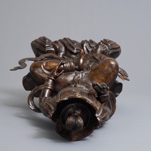 Een grote Chinese bronzen figuur van Guanyin op troon met ingelegd decor, 19/20e eeuw — foto 5