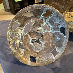 Een grote Chinese bronzen gedekselde wierookbrander op sokkel met zeedieren en schelpen, Qing — foto 17