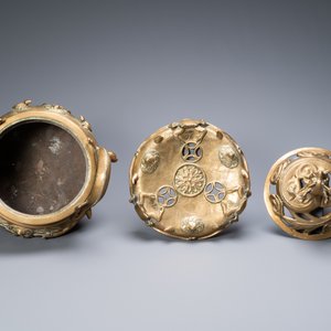 Een grote Chinese bronzen gedekselde wierookbrander op sokkel met zeedieren en schelpen, Qing — foto 7