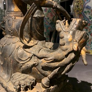 Een grote Chinese bronzen groep van Guanyin op een draak, wellicht Ming — foto 23