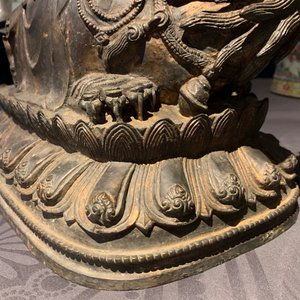 Een grote Chinese bronzen groep van Guanyin op een draak, wellicht Ming — foto 24