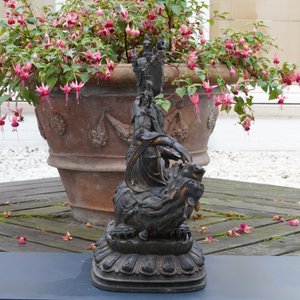 Een grote Chinese bronzen groep van Guanyin op een draak, wellicht Ming — foto 8