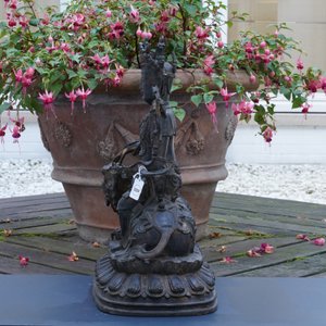 Een grote Chinese bronzen groep van Guanyin op een draak, wellicht Ming — foto 10