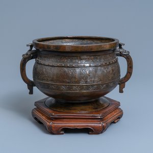 Een grote Chinese bronzen 'Gui' voorraadpot op hardhouten sokkel, Yuan — foto 1