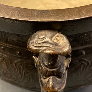 Een grote Chinese bronzen 'Gui' voorraadpot op hardhouten sokkel, Yuan — foto 13