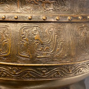 Een grote Chinese bronzen 'Gui' voorraadpot op hardhouten sokkel, Yuan — foto 18