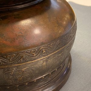 Een grote Chinese bronzen 'Gui' voorraadpot op hardhouten sokkel, Yuan — foto 22