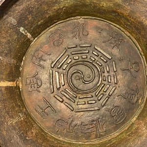 Een grote Chinese bronzen 'Gui' voorraadpot op hardhouten sokkel, Yuan — foto 23