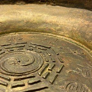 Een grote Chinese bronzen 'Gui' voorraadpot op hardhouten sokkel, Yuan — foto 25