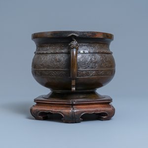 Een grote Chinese bronzen 'Gui' voorraadpot op hardhouten sokkel, Yuan — foto 3
