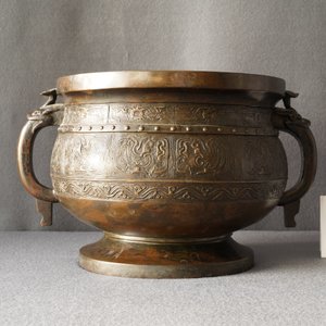 Een grote Chinese bronzen 'Gui' voorraadpot op hardhouten sokkel, Yuan — foto 36