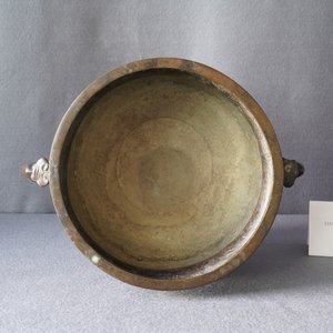 Een grote Chinese bronzen 'Gui' voorraadpot op hardhouten sokkel, Yuan — foto 39