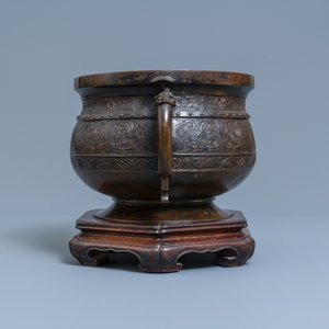 Een grote Chinese bronzen 'Gui' voorraadpot op hardhouten sokkel, Yuan — foto 5